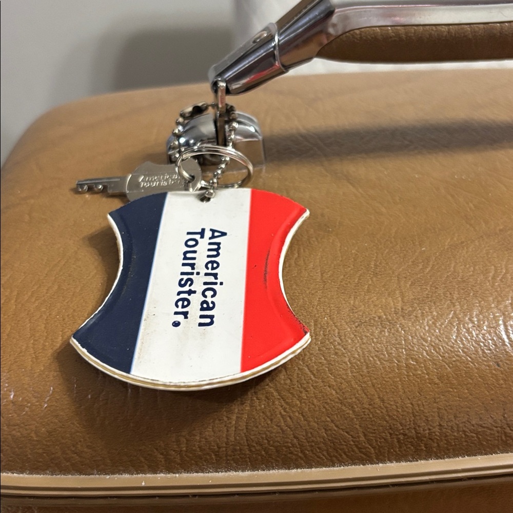 American Tourister Train Case W/ Key - Picture 2 of 6